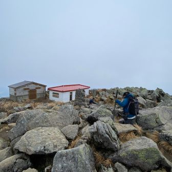 山頂にも避難小屋がありました