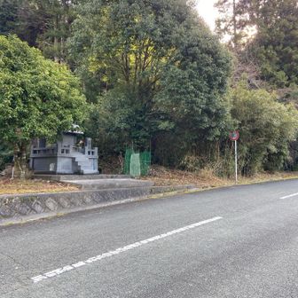 お墓と標識の間から入ってみた　反対側に駐車スペースあり