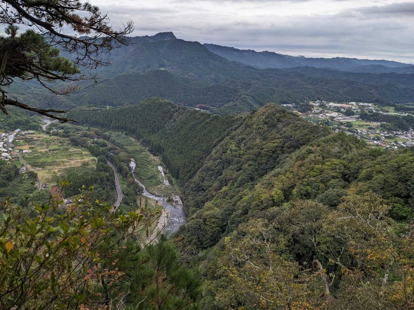 春に登った山々が綺麗です。