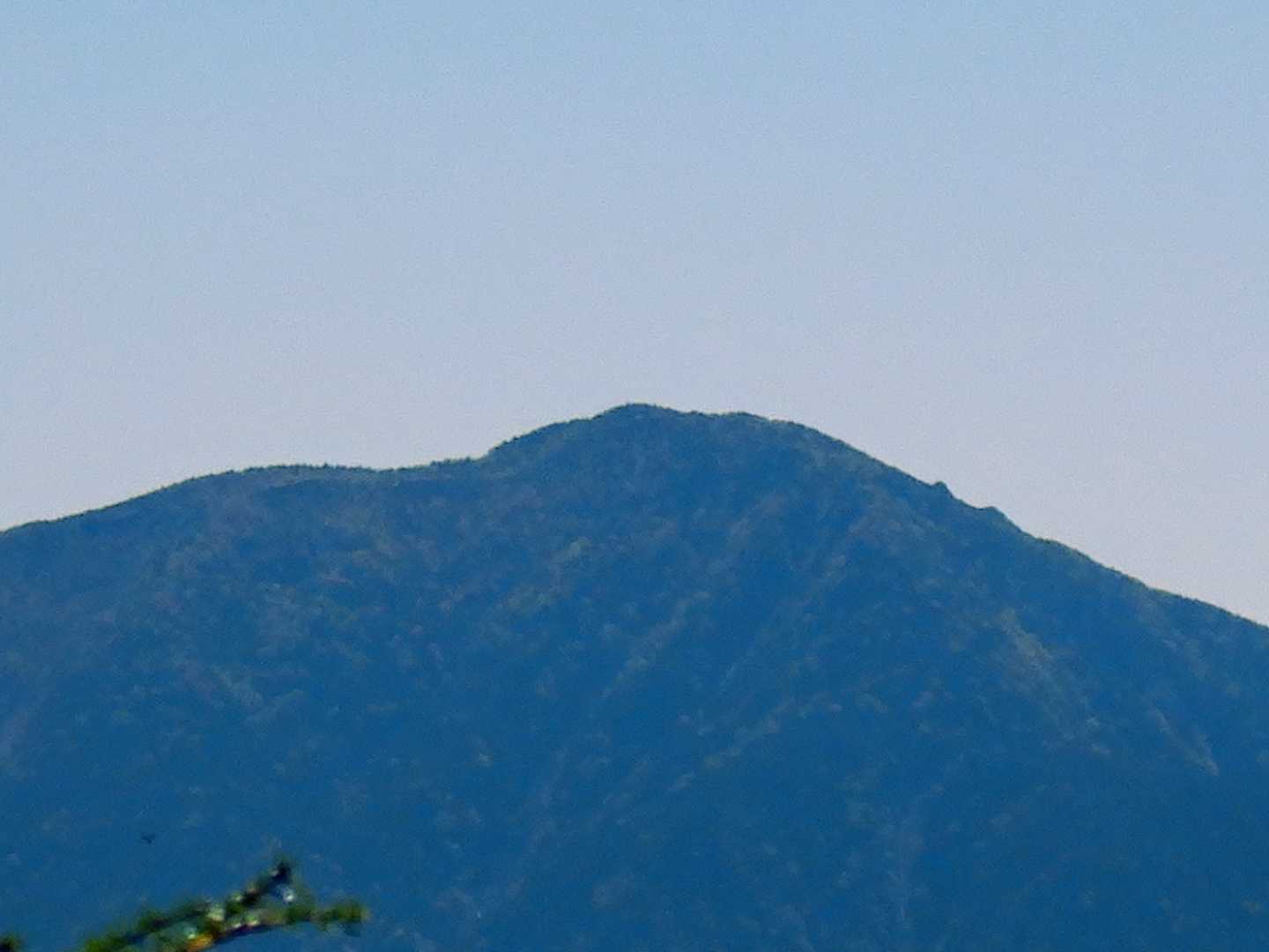 光岳にZoom！右の斜面に光岩がちょんちょんと見えます。