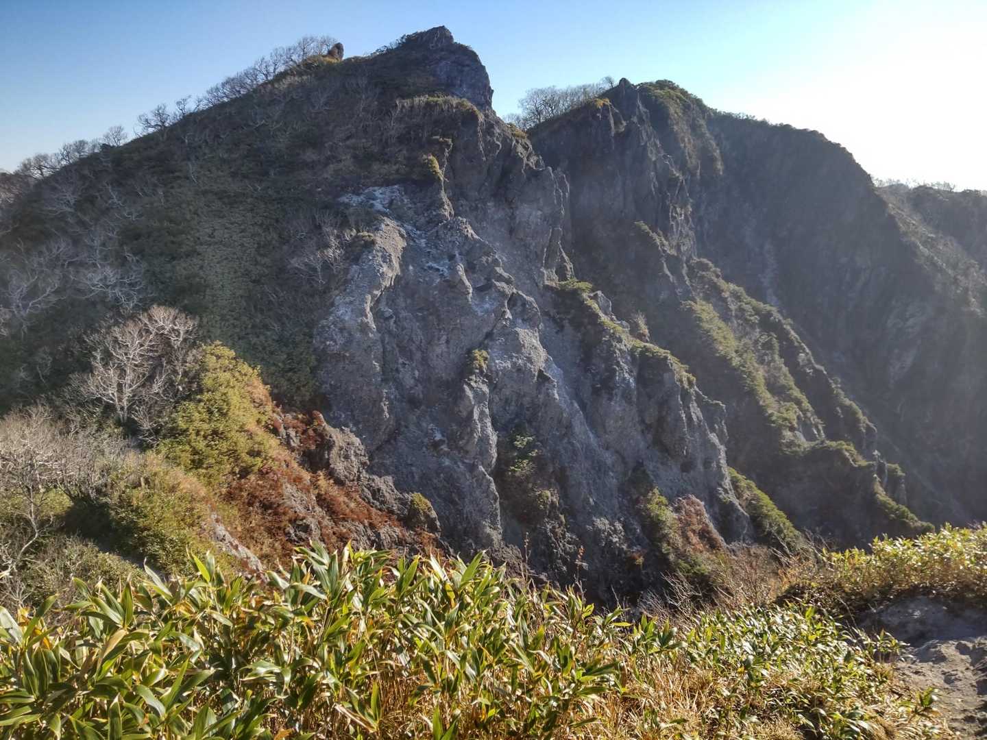 少し森です中の坂を登ると景色が一変