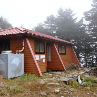 避難小屋。