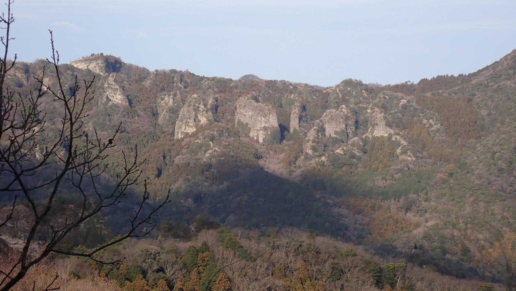 半島のあちこちで見られる奇岩の景色。