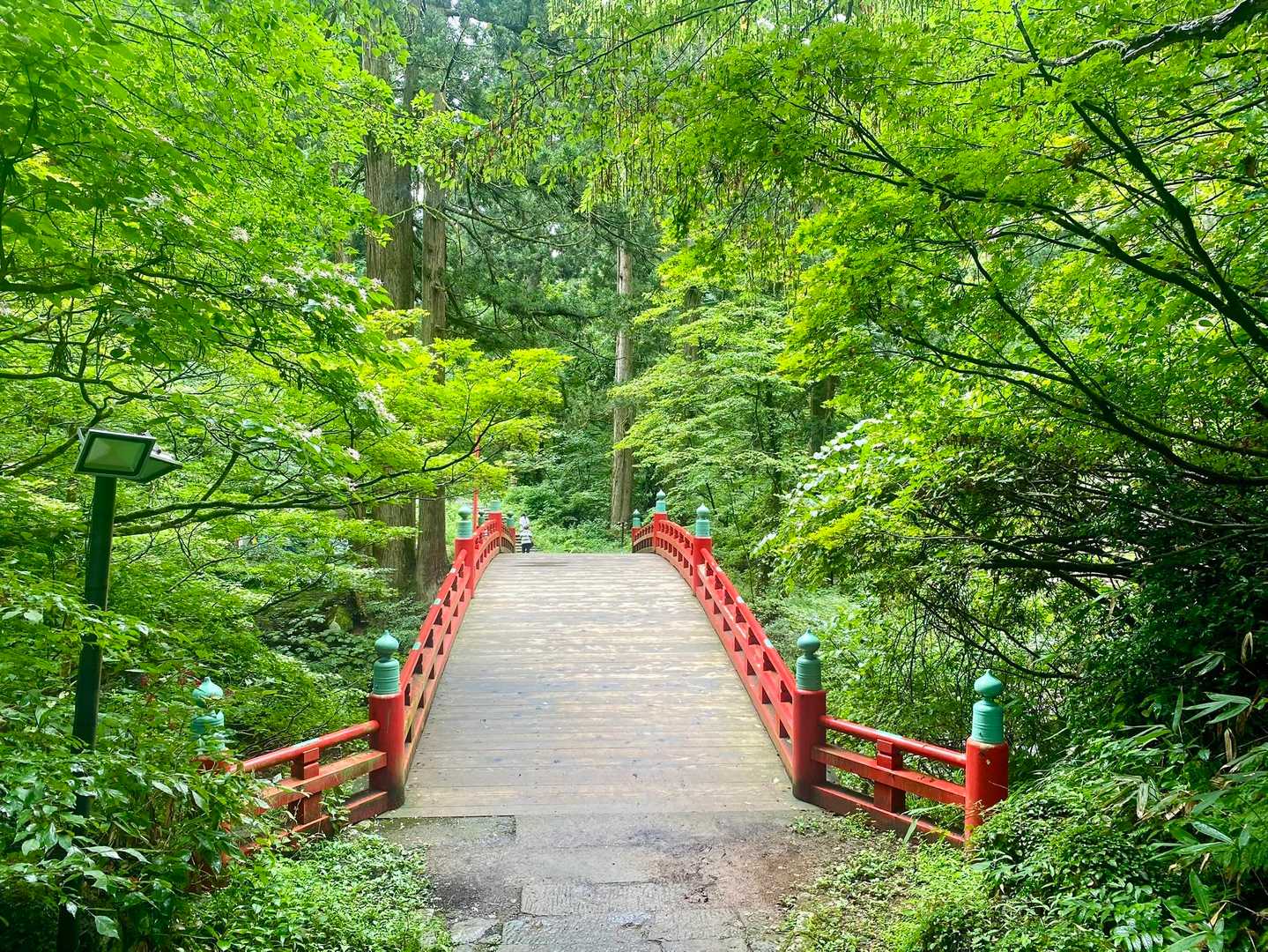 橋を渡ると…
