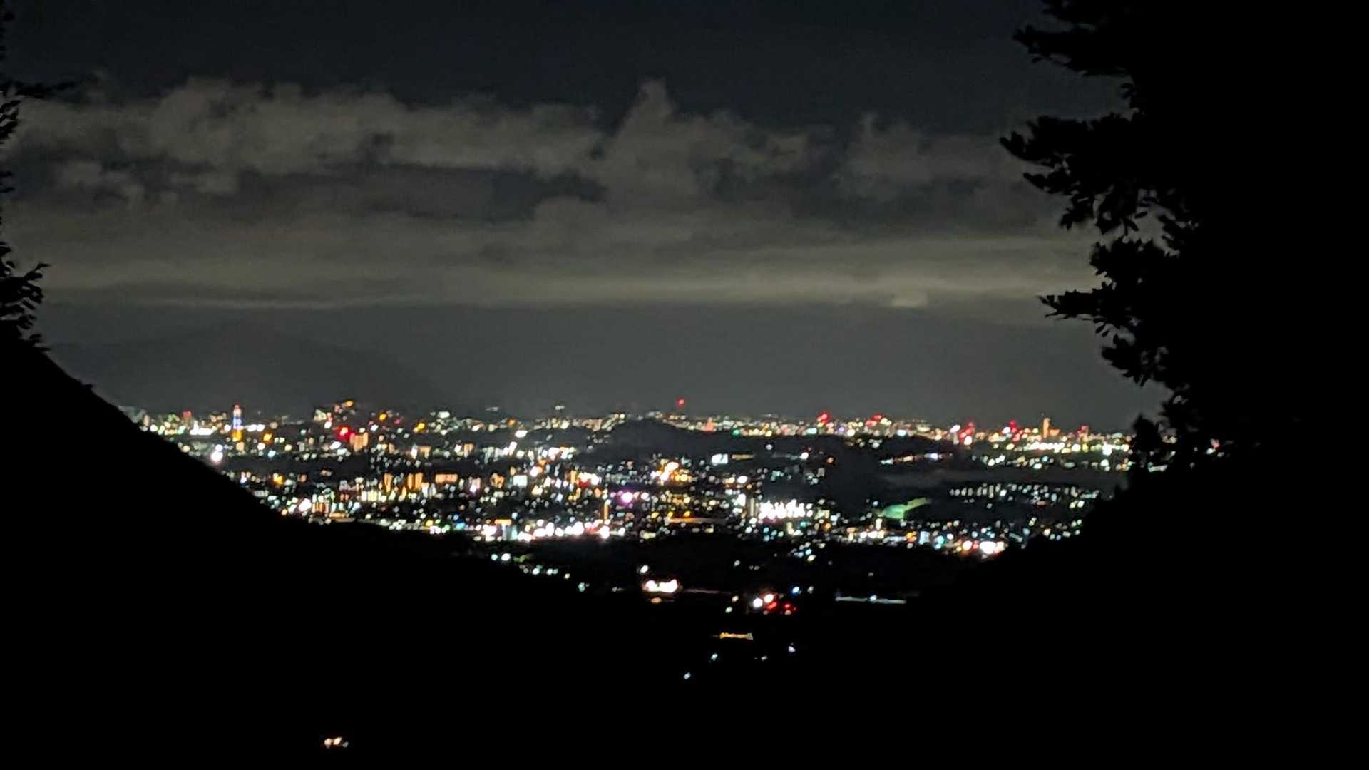 ヘッデンの明かり頼りに慎重に下山中…　下関の夜景