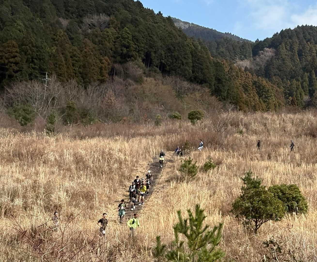 スタートしてキャンプサイトの中を走る🏃‍♂️‍➡️
階段を下る人々‥