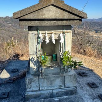 祠に手を合わせます🙏