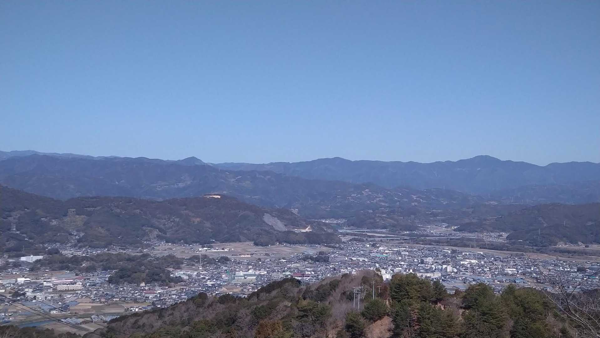 左のちょこっと尖ったのが雪光山。中央右が工石山。