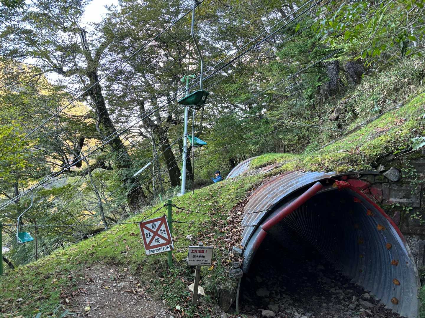 🚠の下はトンネルを通る