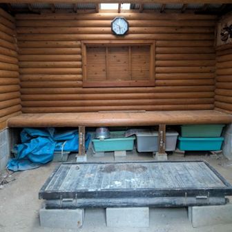 小屋内部。時計は正確で助かる。しばらく使われてないのか蜂の巣や蛾の死骸などが転がっているので、最初に軽く掃除🧹