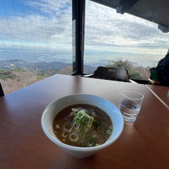 遅めのお昼ご飯🕛
ジンギスカンとかパスタのお店もあってオシャレ✨
私は六甲味噌ラーメン🍜