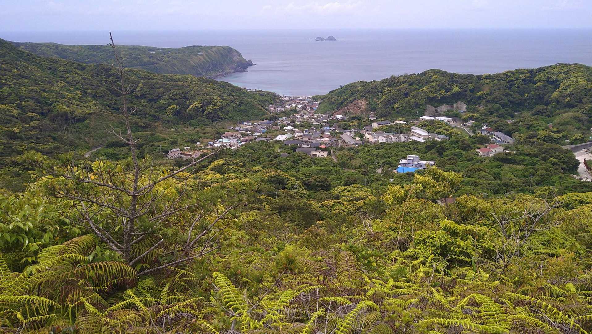 少し上れば海が