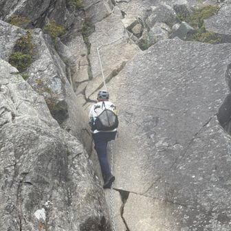 山頂直下の岩場