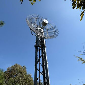電波塔。グリッド型パラボラアンテナ。