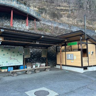 日原鍾乳洞臨時駐車場近くの東日原バス停にあるトイレは秀逸。24時間使えてオールセンサー。便座も暖かかったです。