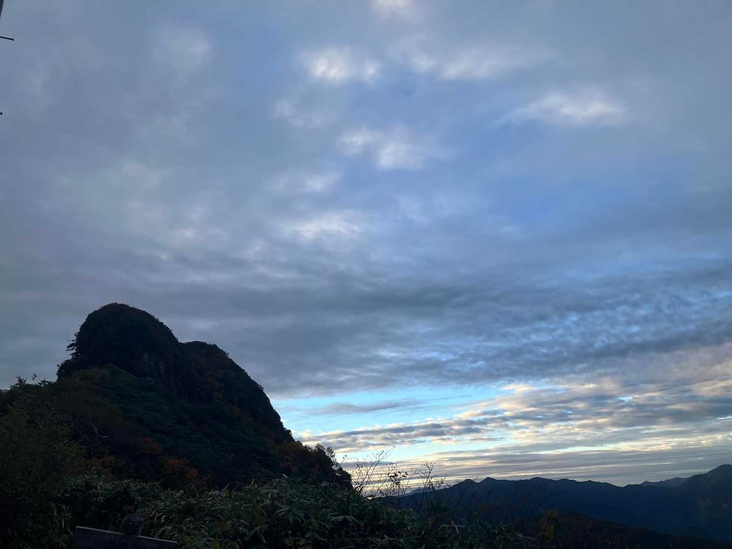 八海山（薬師岳） | ロープウェイから始まる修験の鎖場、越後三山の岩峰への写真
