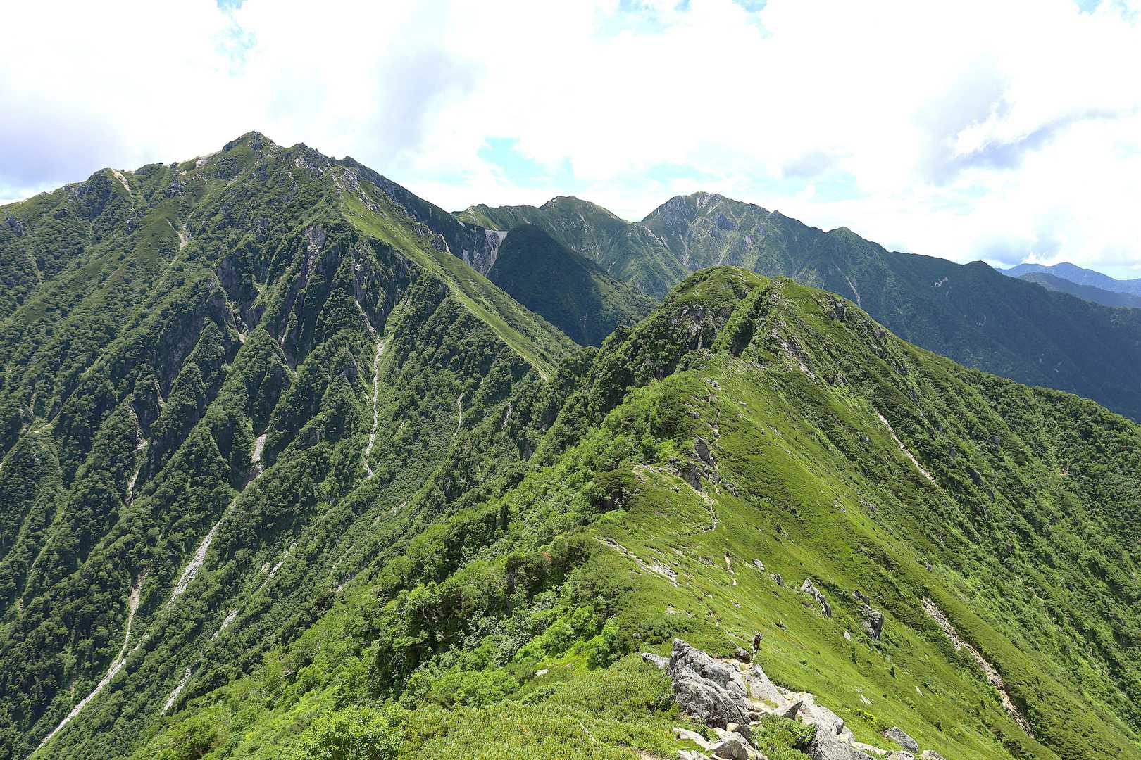 前方に東川岳、左に空木岳が聳えています。
さすが日本百名山、立派な山容です。