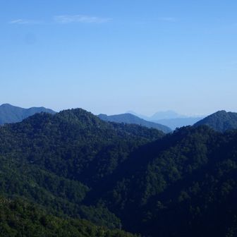 左奥に傾山