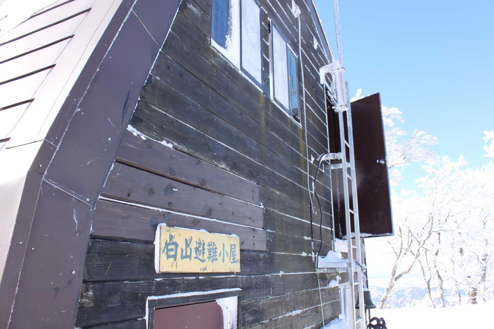 ハシゴから小屋の中へ