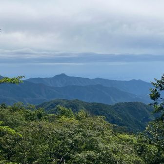 展望台からの眺め　ポコっとした大岳山と、左は御前山