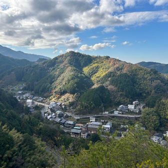 眼下には父鬼集落🏘️目の前の山は高塚山かな。