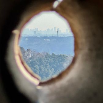 竹筒から都心を覗く