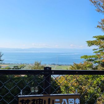 湖西方面。
少し霞んでるけど、いい景色✨
つかの間、温かいお茶でおやつタイム🍵