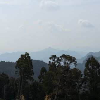 東側の展望あり、妙見山方面