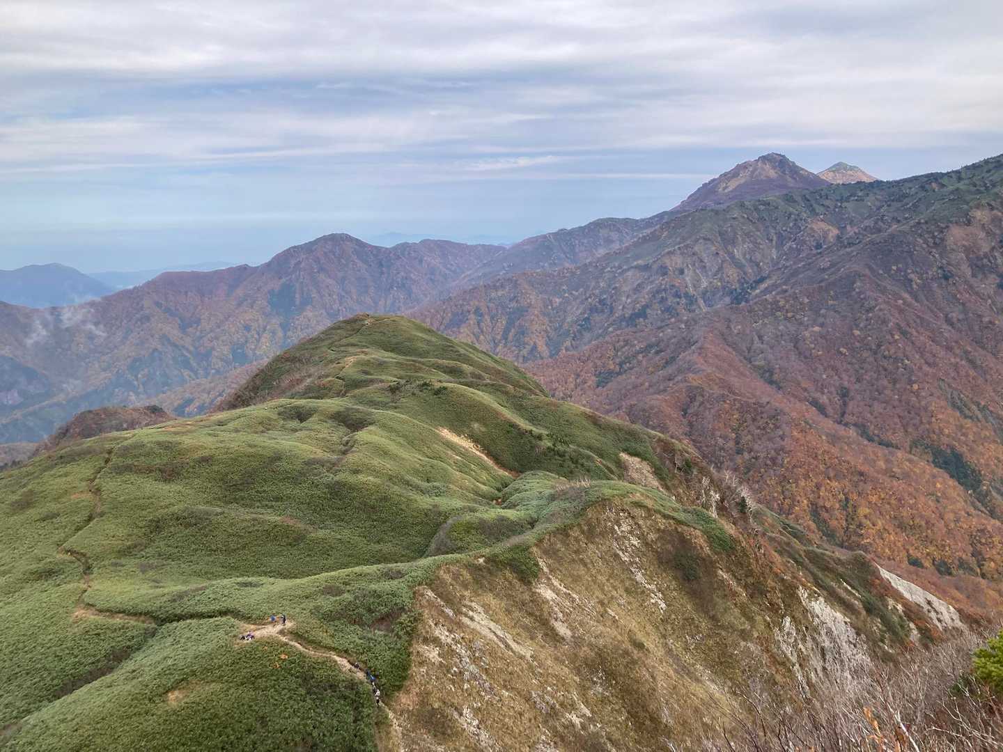 女神の右上には焼山、火打山