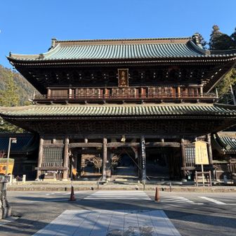 山頂の奥ノ院目指して出発です‼️

三門なんですね〜
山門ではないのですw