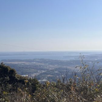 山頂の景色はひらけていてサイコー！！
風がパーパーなのを覚悟していましたが、意外と陽だまりであったかかったです☀
富士山は見えず😣