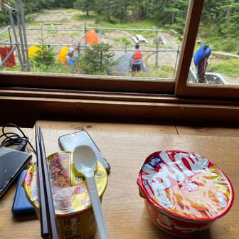 ランチ営業前だったのでカップ麺を購入してお昼ご飯