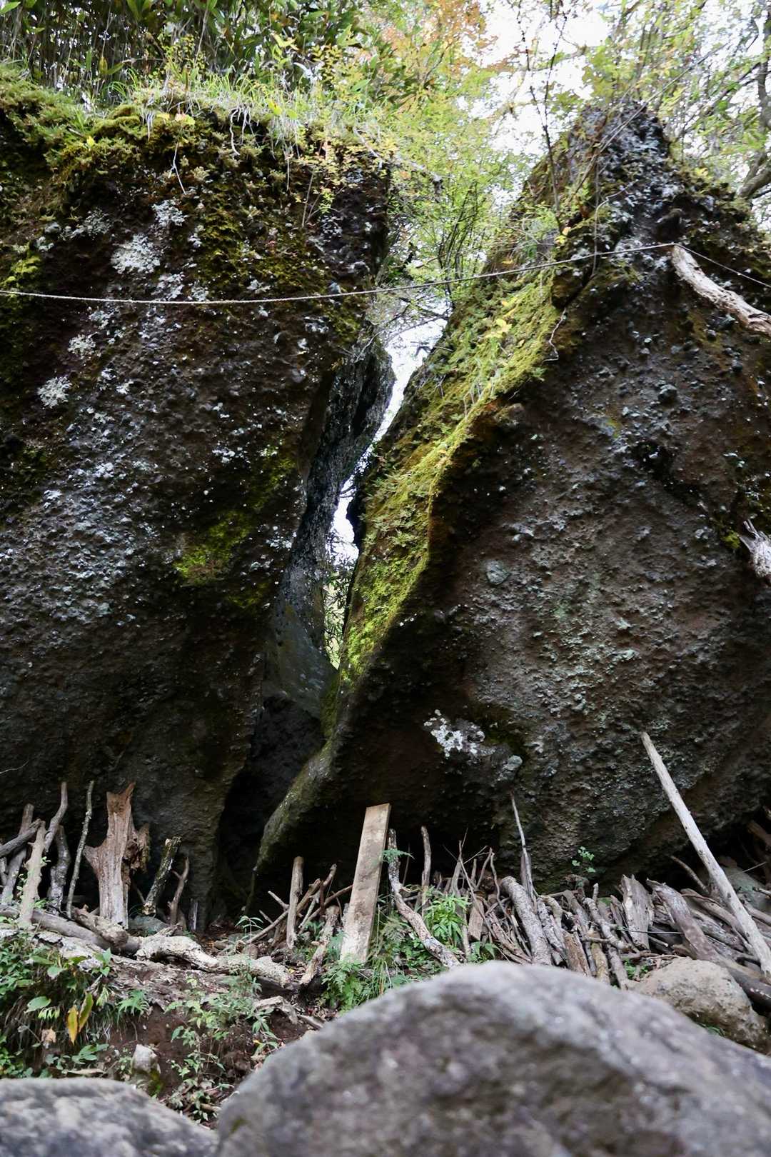 瑞牆山にある桃太郎岩とソックリな桃岩🪨…ツッカエ棒もね( ˊ̱˂˃ˋ̱ )