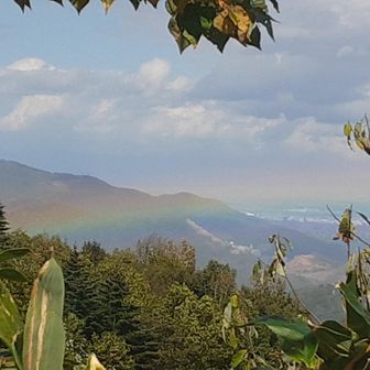 突然、虹が現れた!
奥は藻岩山。