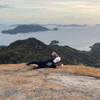 岩の上は少し風が強いけど
せっかくなので
コーヒータイム
でも
私はひたすら怖いので
じっと動かず
コーヒー淹れ終わった山友さんは撮影タイム