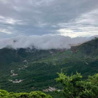 真正面に三俣山っ✨
雲が乗り越えては下っていく🧐
滝雲？