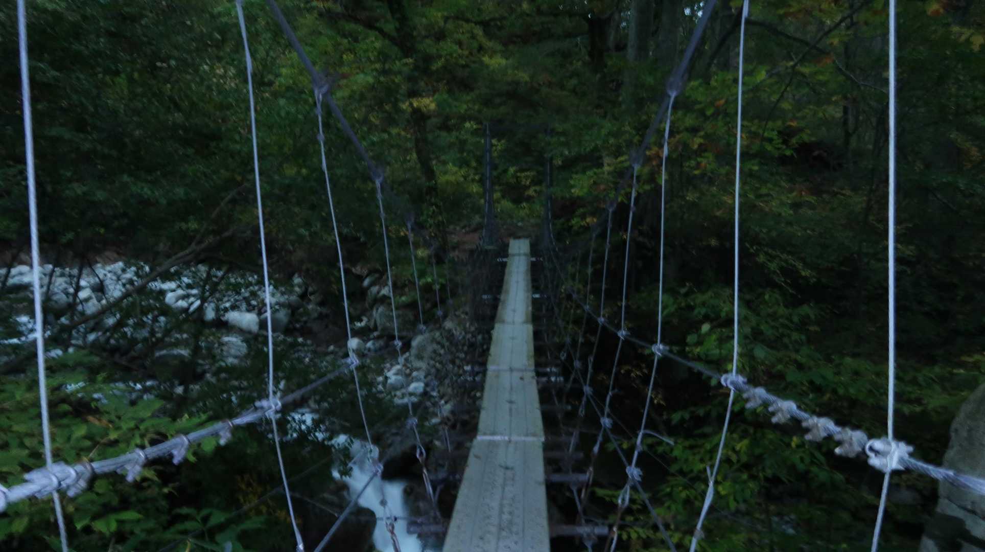 1つ目の吊り橋（冷水沢）バウンドします。
