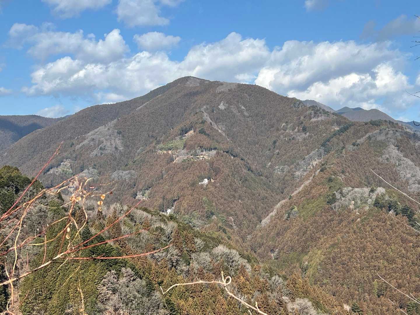 御前山、山頂からの眺望は寂しいですが、外から見ると雄大！