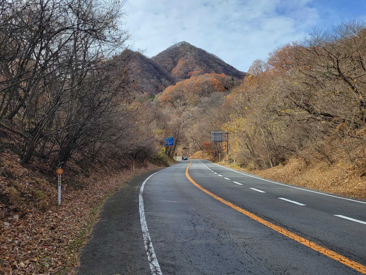 西登山口からは車道を少し歩きます🚶