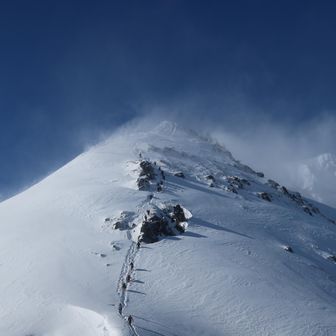 振り返ると続々とハイカーさんが撤退で下山して来ます

天神尾根での大行列はいつもの事ですが、西黒尾根での行列は始めて見ました😅