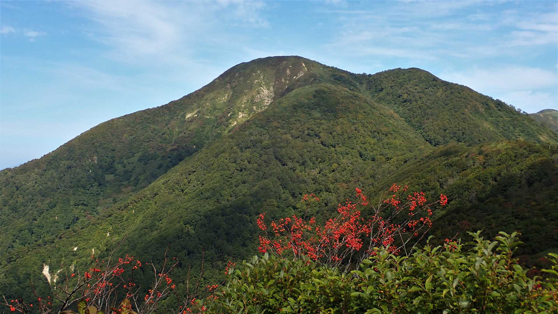 真昼岳前峰・・山頂ピークはその奥にありここからは見えない・・・