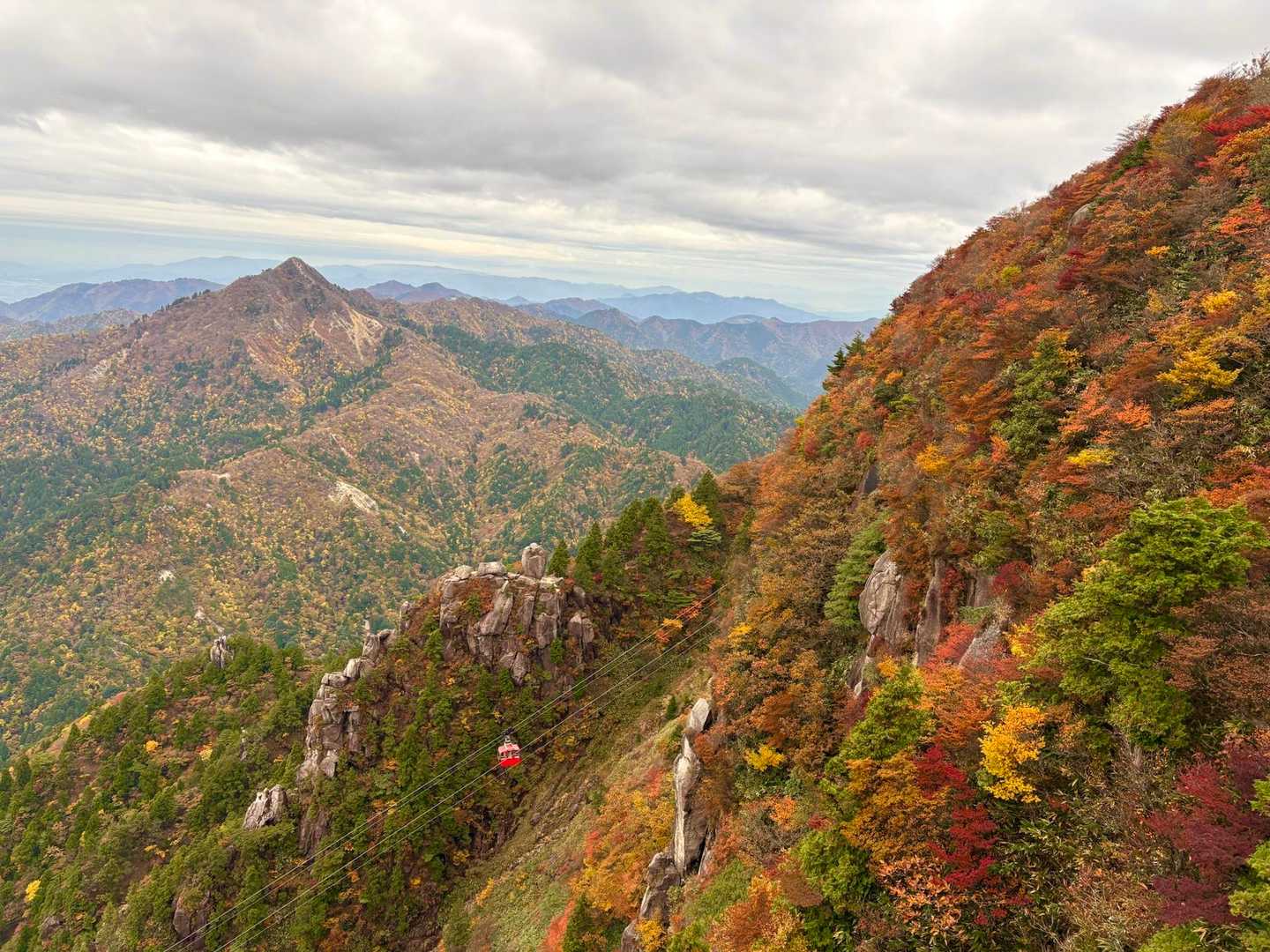 中道コース | 大迫力の奇岩が連なる岩尾根、ロープウェイでも行ける鈴鹿の名峰の写真