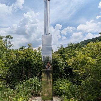 電子基準点。GPS衛星が発信する電波をこれで受信して、この位置を確認するのだとか。