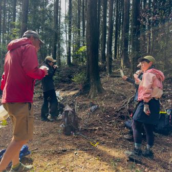 若杉山への登りが始まる前に、立ったままで栄養補給！