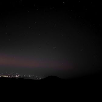 阿智村方面に少しだけ街明かりが見えた
星空と相まって異世界感がすごい🥹

一番星が綺麗な時期に、
雲1つない快晴の天候にも恵まれ、
最高の星空を一発目で激写でき幸せ🤸