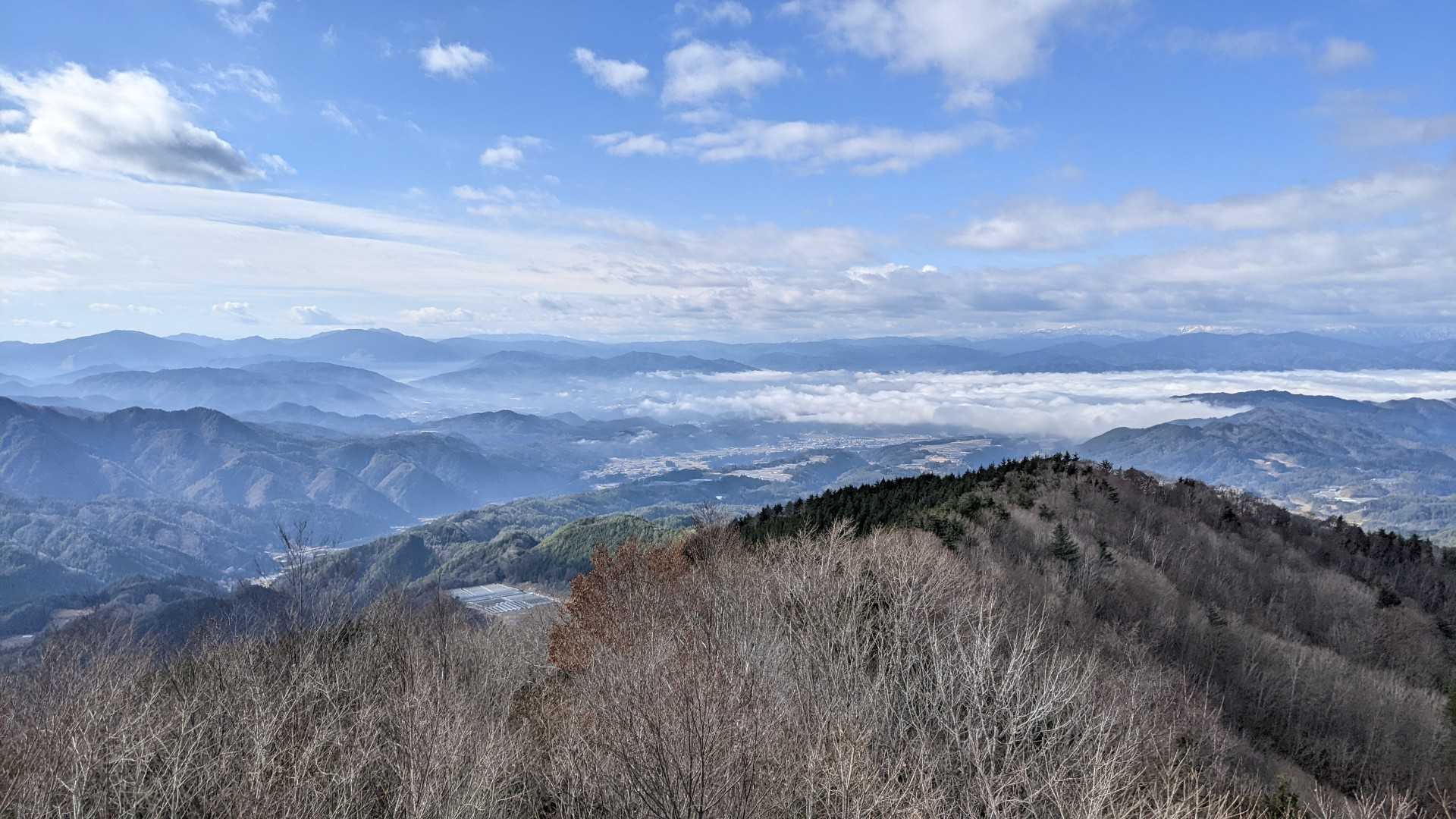 高山市方面。南は天気良さげ