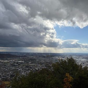 これは天使の梯子でなくて
雨か？