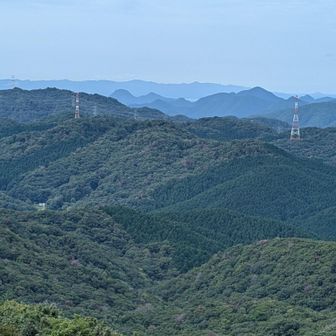 中央左から羽束山、大船山、有馬富士
山頂に山座同定板があるのでわかりました。