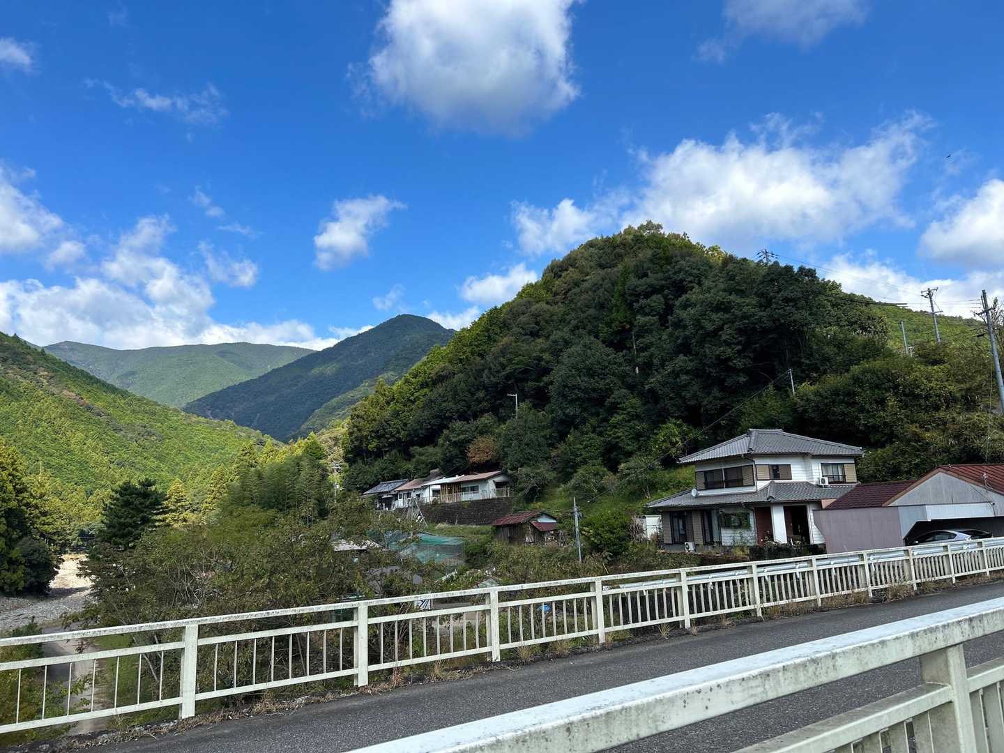 舗装路に出て、果無峠方向をパシャリ
