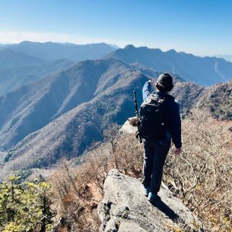 エビラ山頂上近くの展望岩🪨から
赤石山系と後ろに石鎚山系
また、ヤッホー(^O^)